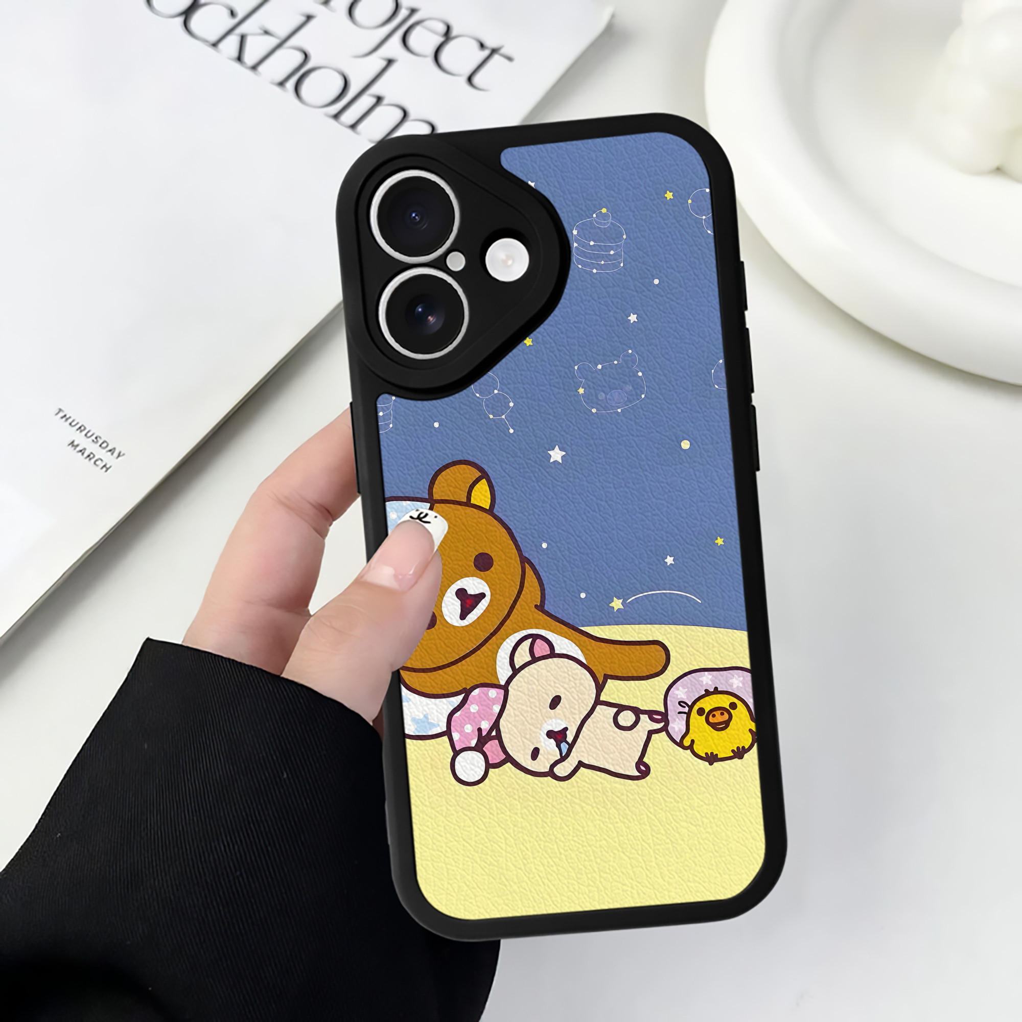 （画像用） リラックマ リラックマ キイロイトリ Rilakkuma Korilakkuma Kiiroitori 【iPhone 16シリーズ対応】シリコンスマホケース（レザー調） 材質：シリコン